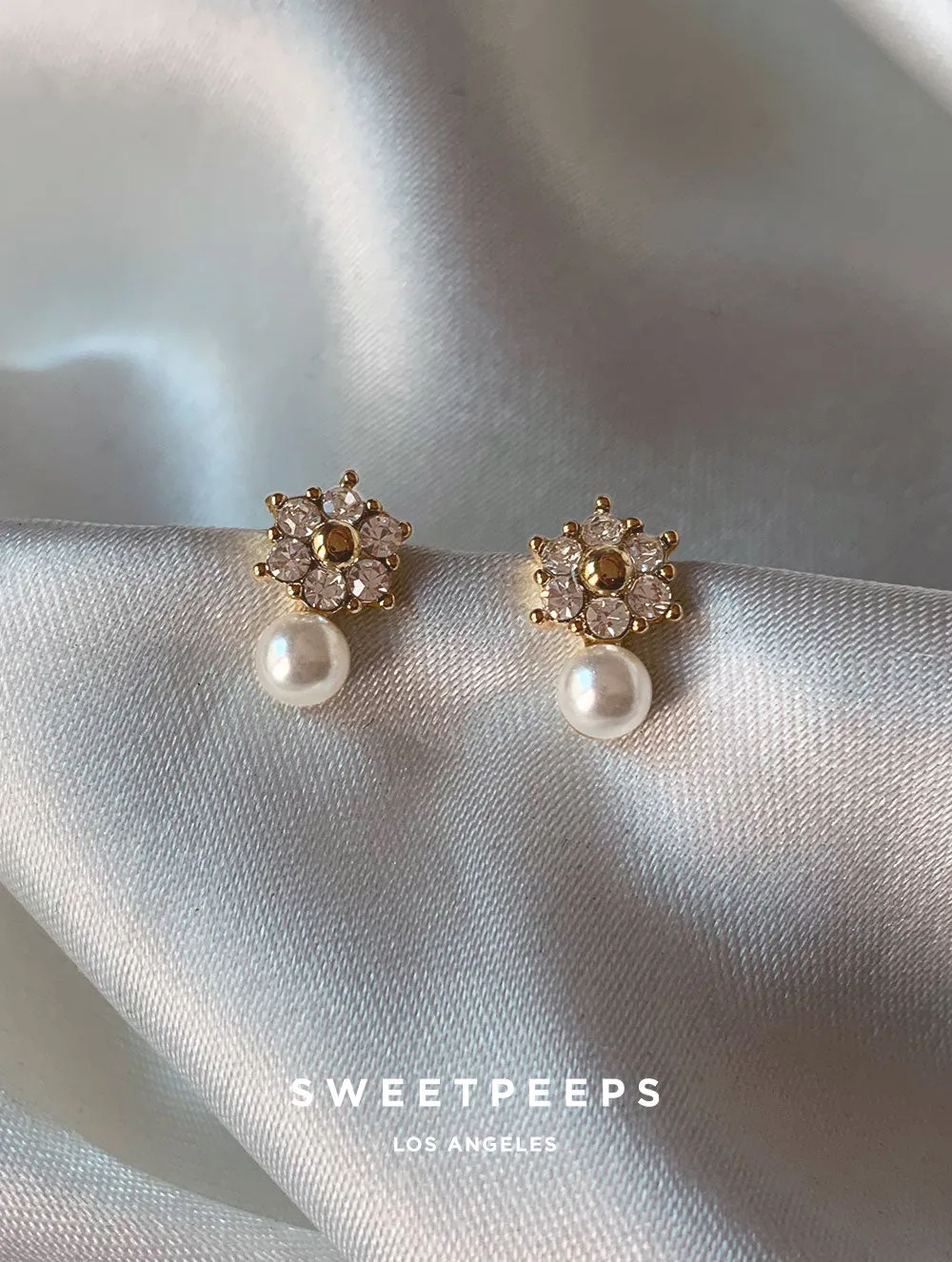 Luxy Flower Pearl Studs