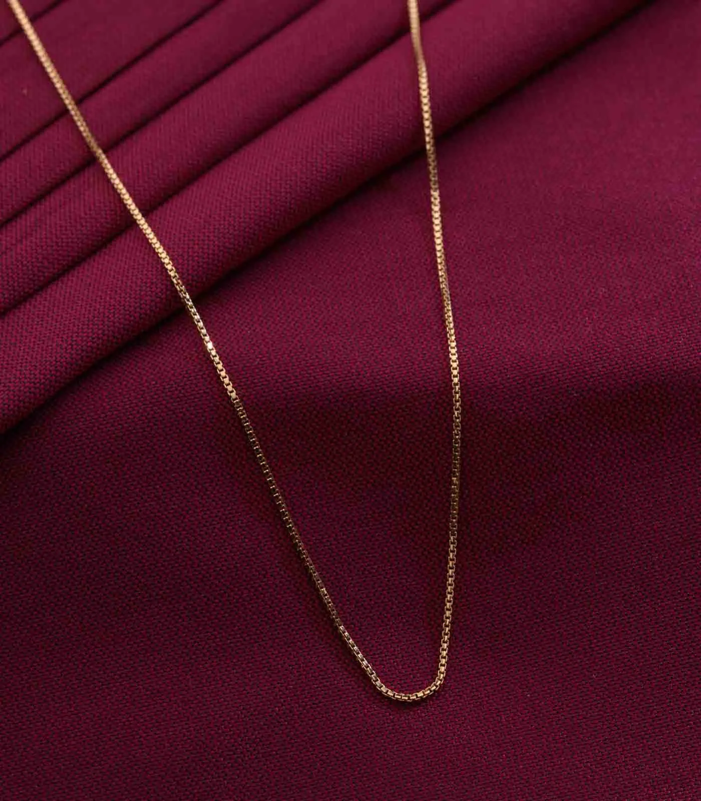 Sleek gold chain